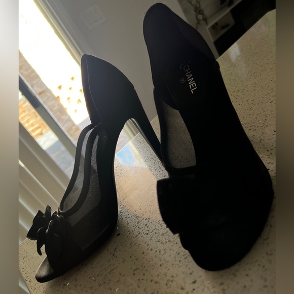 Beautiful Chanel Bow Shoes - Picture 2 of 10